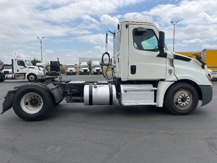 2019 Freightliner Cascadia in Fresno, CA — photo 8