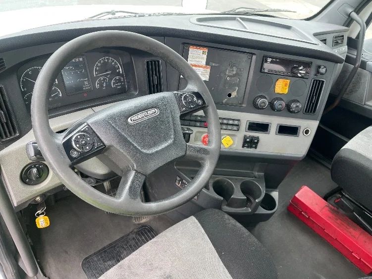 2019 Freightliner Cascadia in Fresno, CA — photo 10