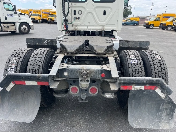 2019 Freightliner Cascadia in Fresno, CA — photo 6