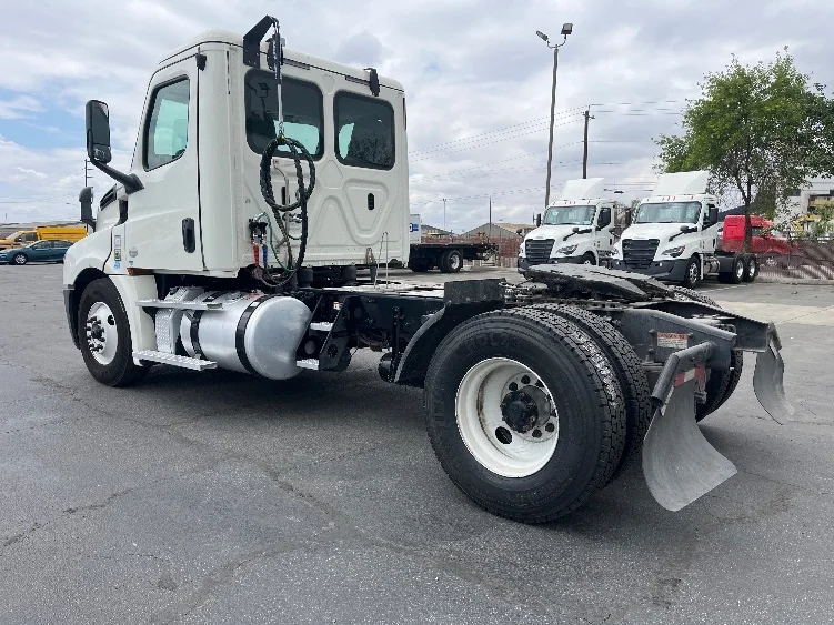 2019 Freightliner Cascadia in Fresno, CA — photo 5