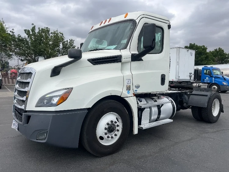 2019 Freightliner Cascadia in Fresno, CA — photo 3