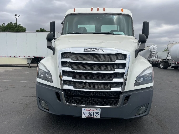 2019 Freightliner Cascadia in Fresno, CA — photo 2