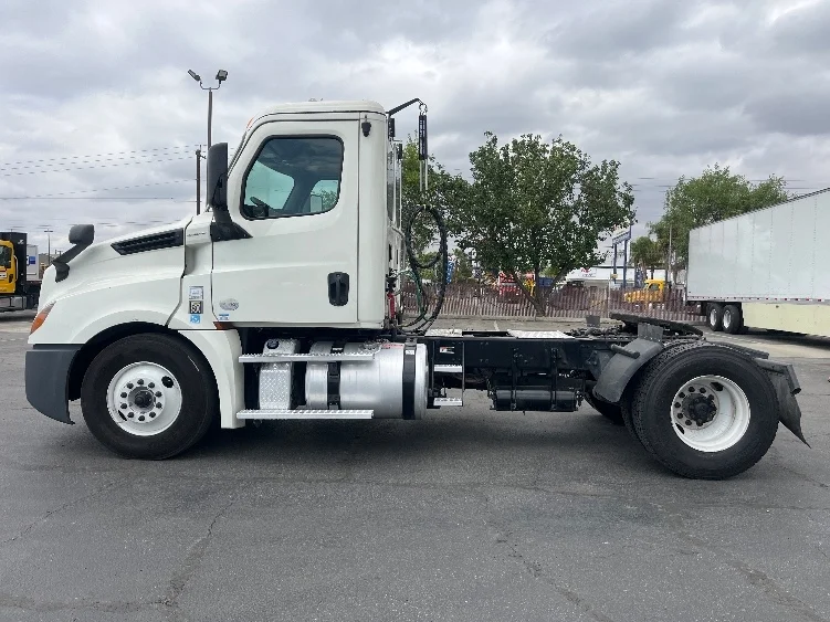 2019 Freightliner Cascadia in Fresno, CA — photo 4