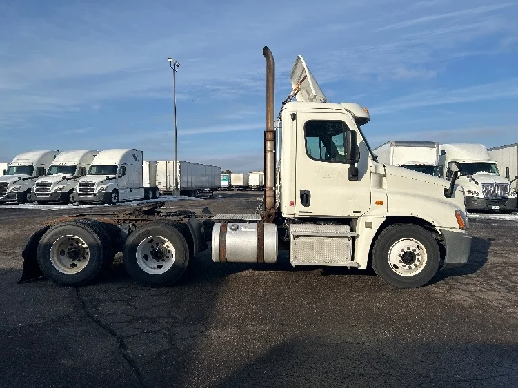 2012 Freightliner Cascadia - image 8