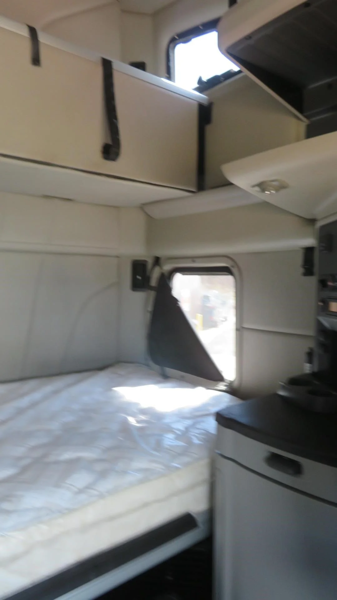 2022 Peterbilt 579 in MI — photo 12