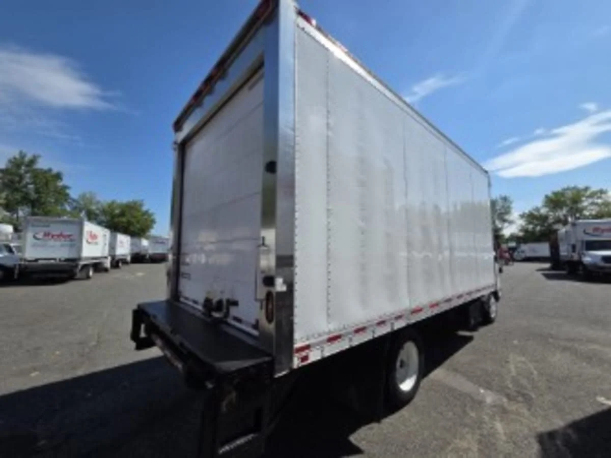 2018 Isuzu NRR - image 8