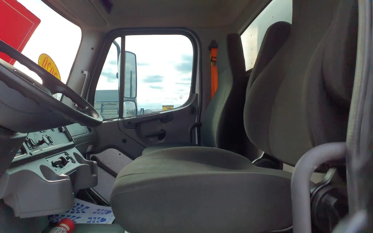 2020 Freightliner M2 106 - image 7