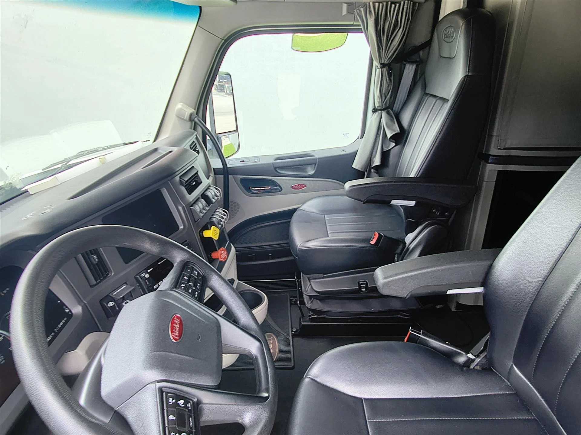 2022 Peterbilt 579 - image 9