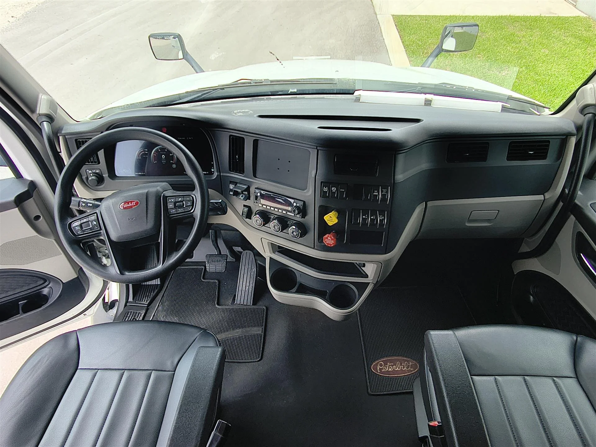 2022 Peterbilt 579 - image 11