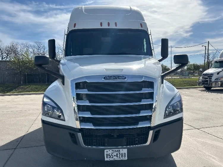 2022 Freightliner Cascadia in Arlington, TX — photo 2
