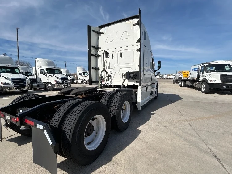 2022 Freightliner Cascadia in Arlington, TX — photo 7