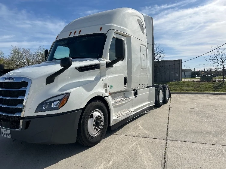 2022 Freightliner Cascadia in Arlington, TX — photo 3