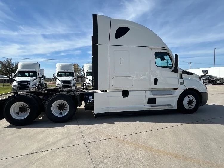 2022 Freightliner Cascadia in Arlington, TX — photo 8