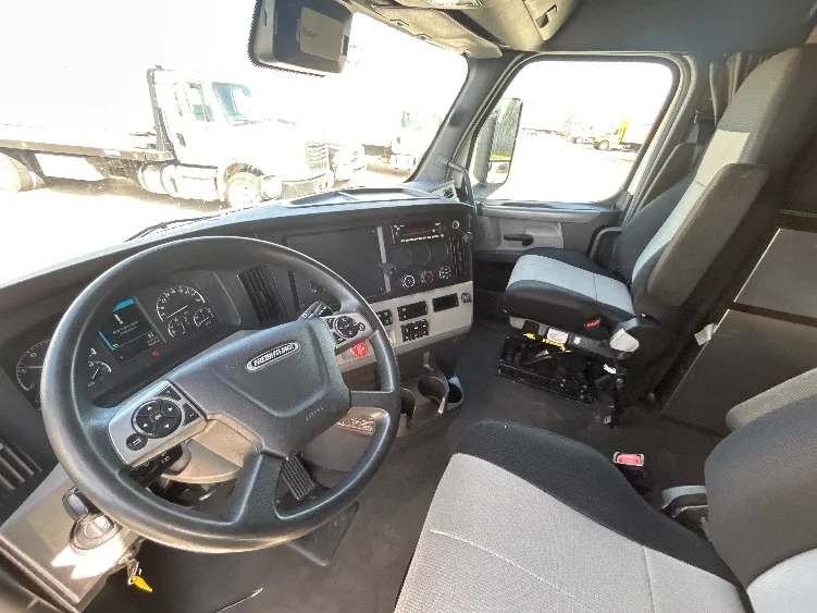 2022 Freightliner Cascadia in Arlington, TX — photo 10