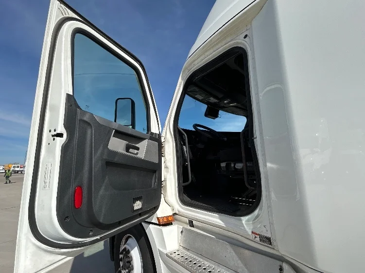 2022 Freightliner Cascadia in Arlington, TX — photo 9
