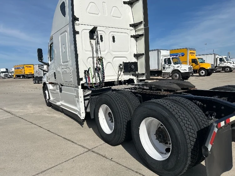 2022 Freightliner Cascadia in Arlington, TX — photo 5