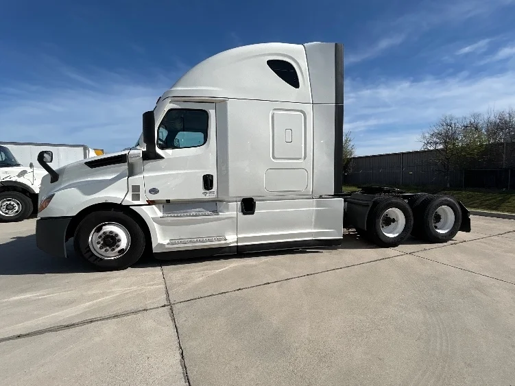 2022 Freightliner Cascadia in Arlington, TX — photo 4