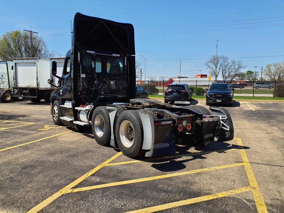 2020 Freightliner Cascadia in Bolingbrook, IL — photo 6