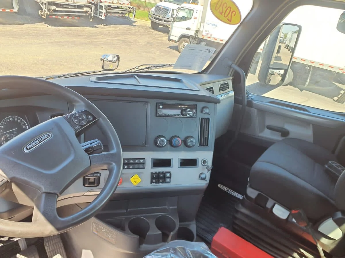 2020 Freightliner Cascadia in Bolingbrook, IL — photo 7