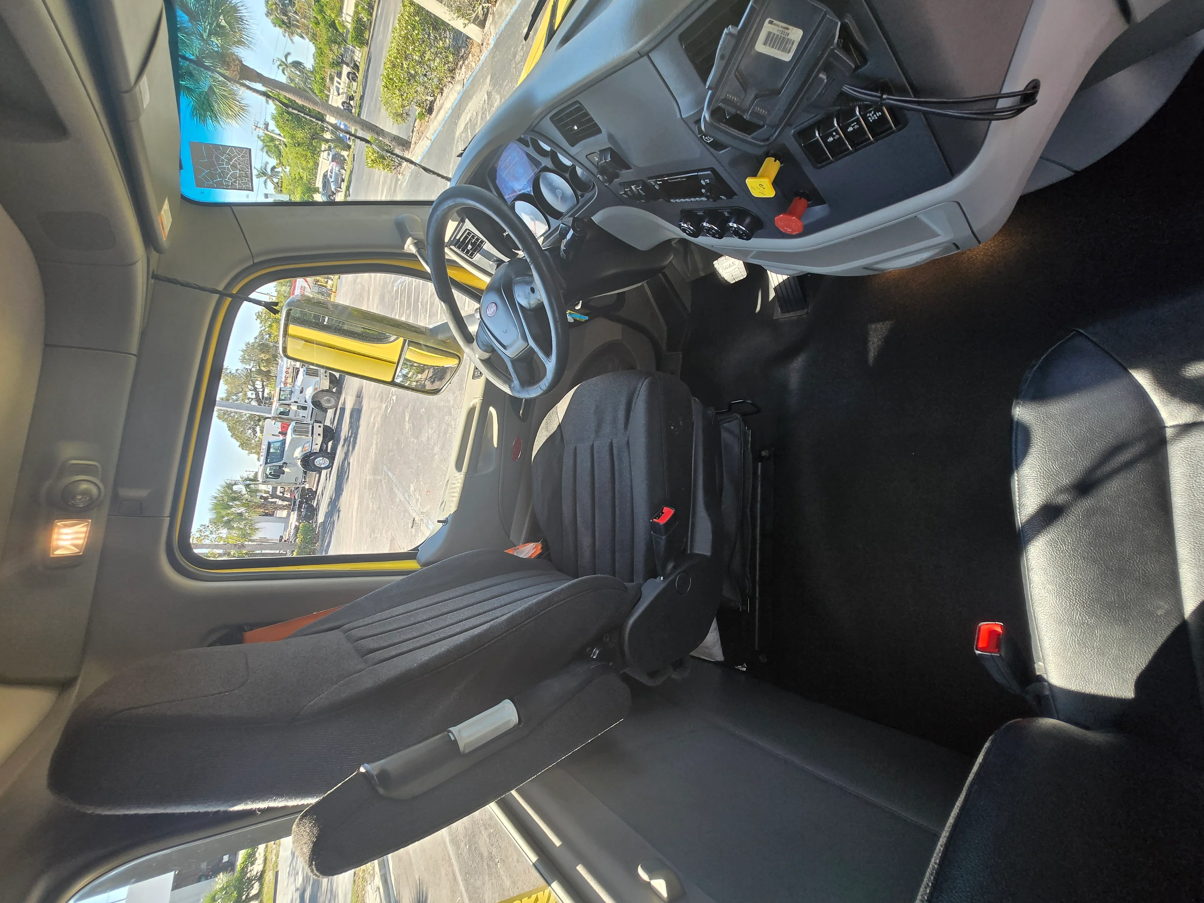 2021 Peterbilt 579 in Fort Myers, FL — photo 22