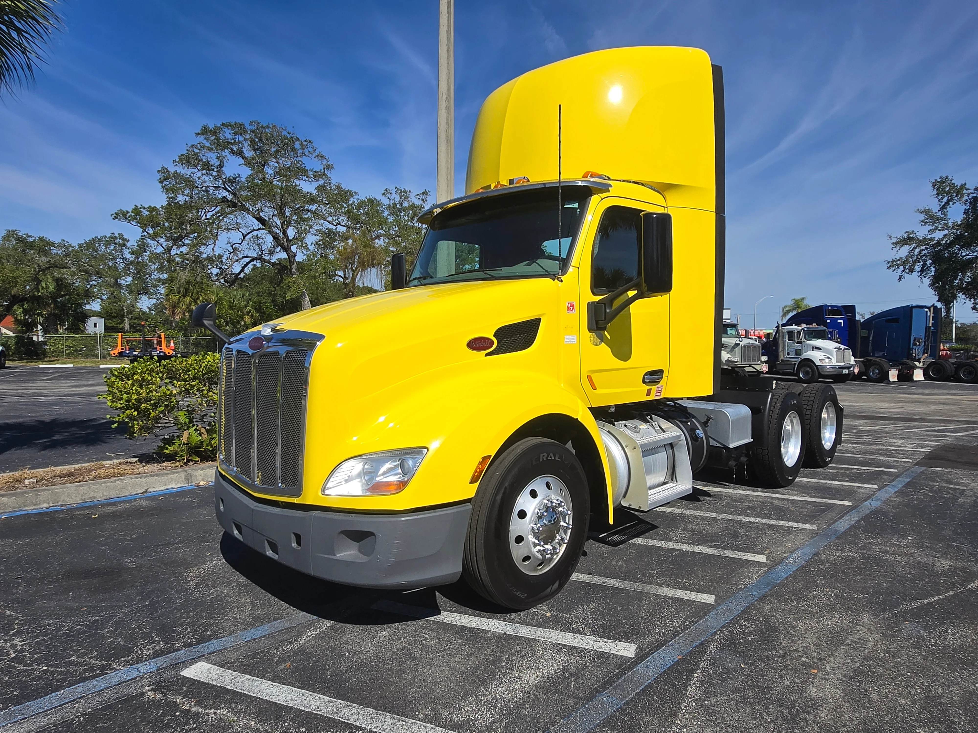 2021 Peterbilt 579 in Fort Myers, FL — photo 2