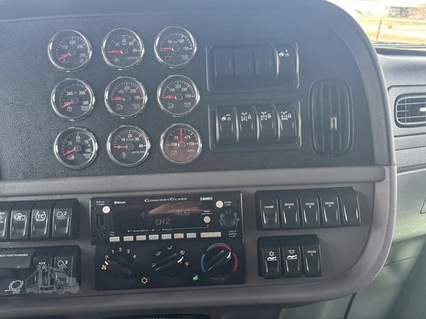 2023 Peterbilt 389 - image 24