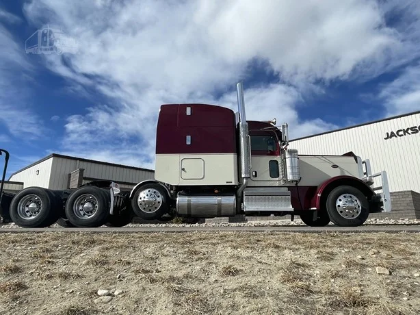 2023 Peterbilt 389 - image 7
