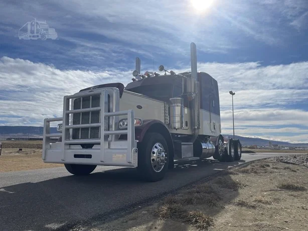 2023 Peterbilt 389 - image 1