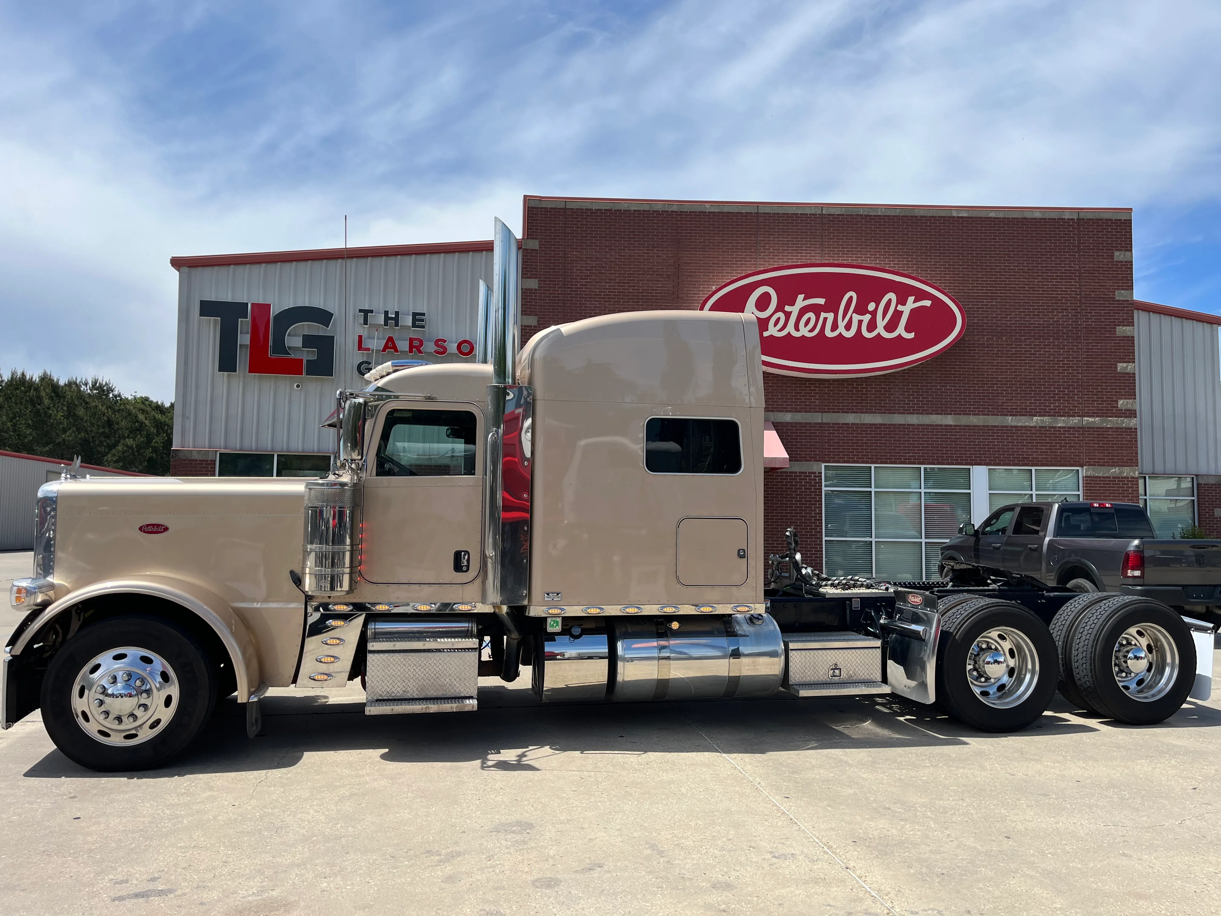 2023 Peterbilt 389 in Hattiesburg, MS — photo 2