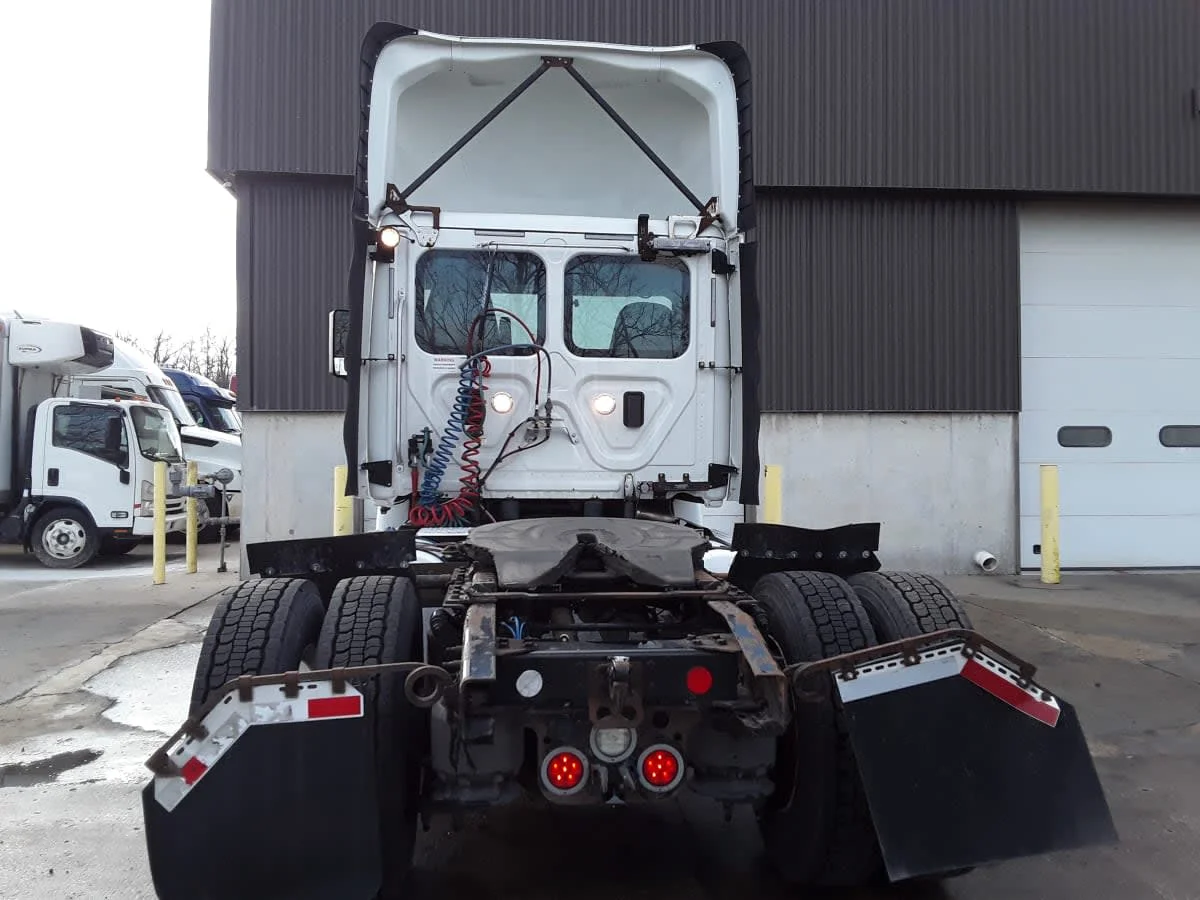2017 Freightliner Cascadia - image 5