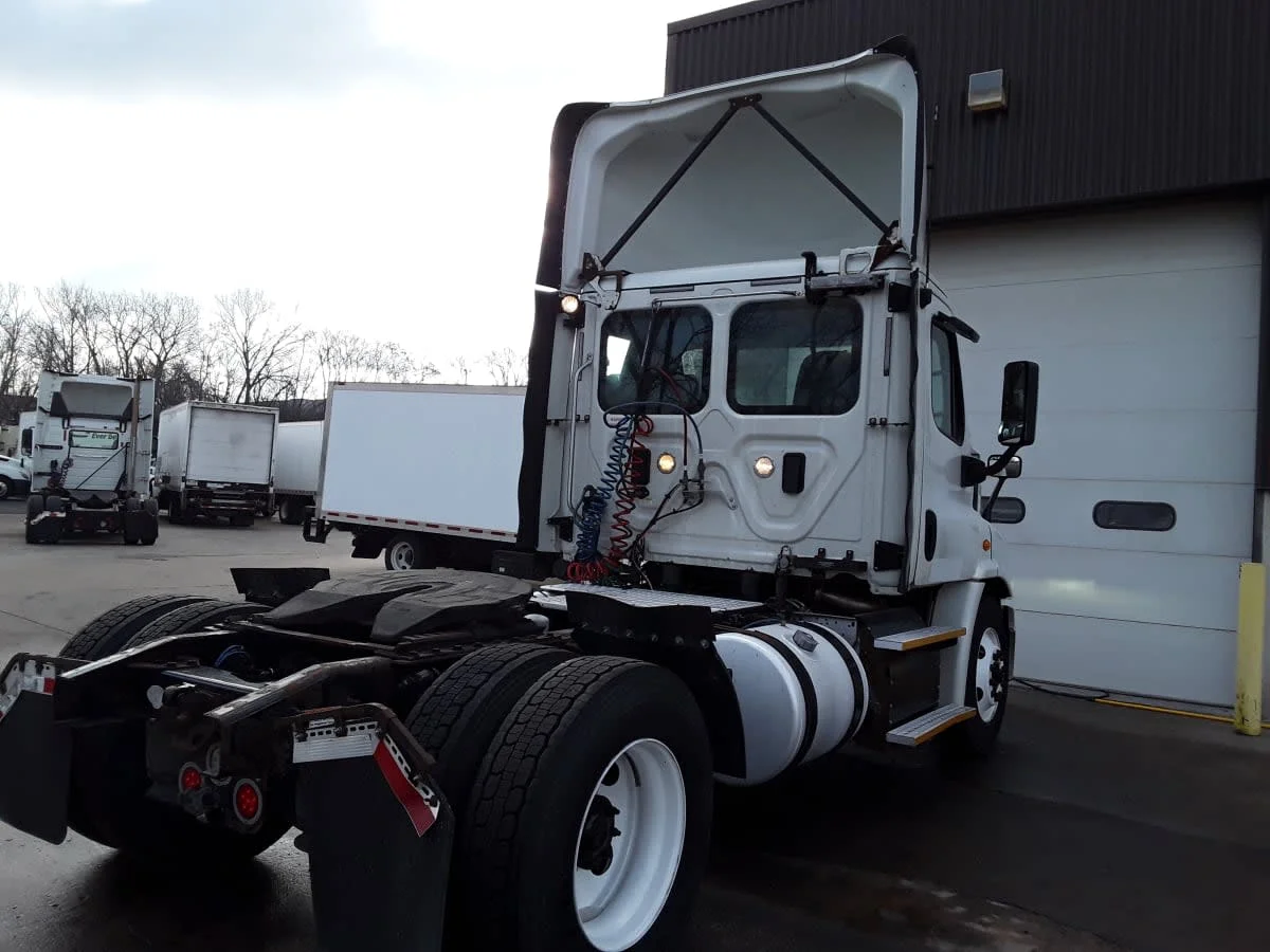 2017 Freightliner Cascadia - image 4