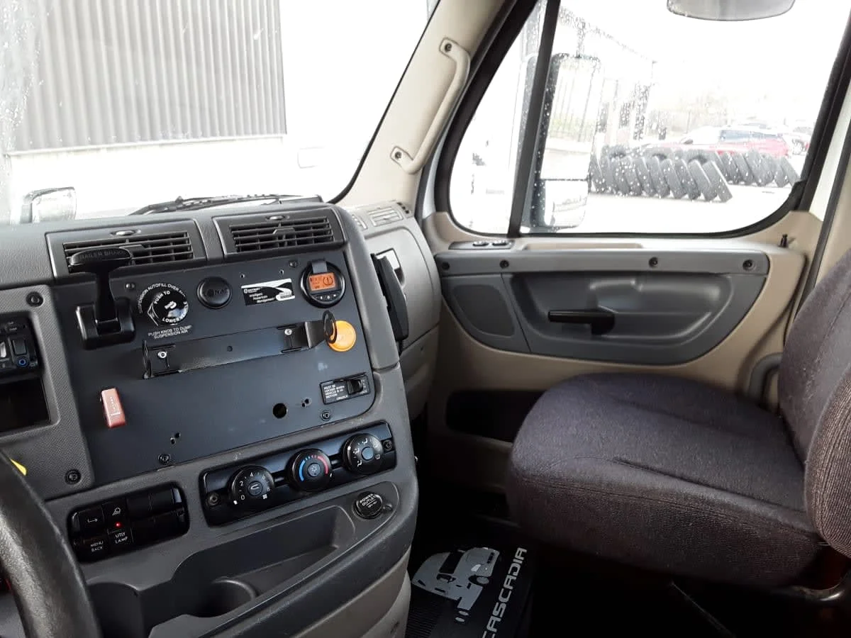 2017 Freightliner Cascadia - image 8