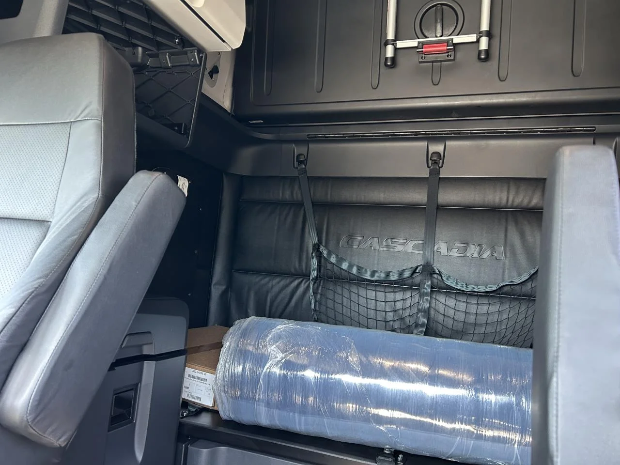 2027 Freightliner Cascadia in Albany, OR — photo 9