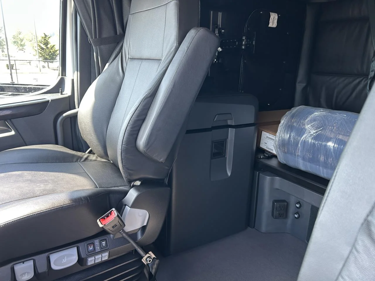 2027 Freightliner Cascadia in Albany, OR — photo 8