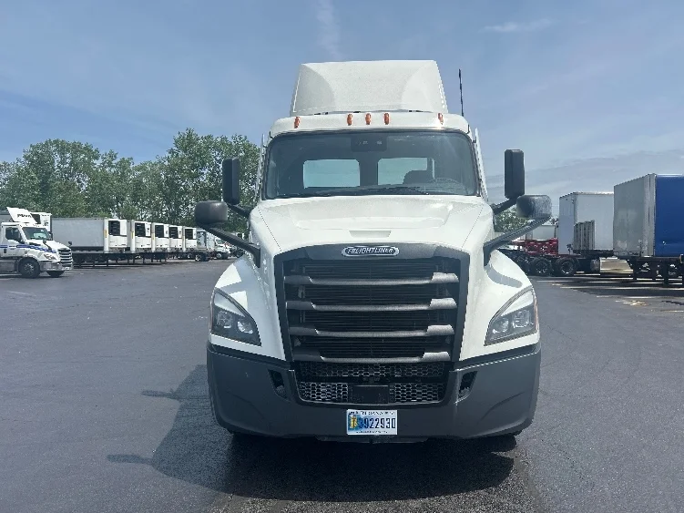 2021 Freightliner Cascadia in Rothschild, WI — photo 2