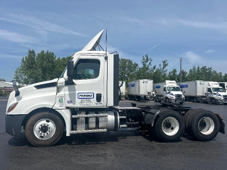 2021 Freightliner Cascadia in Rothschild, WI — photo 4