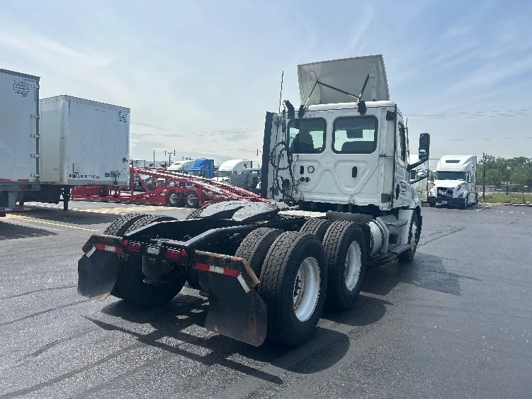 2021 Freightliner Cascadia in Rothschild, WI — photo 7