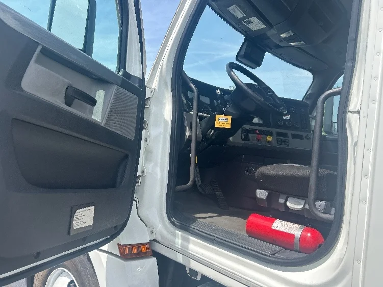 2021 Freightliner Cascadia in Rothschild, WI — photo 9