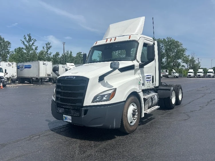 2021 Freightliner Cascadia in Rothschild, WI — photo 3
