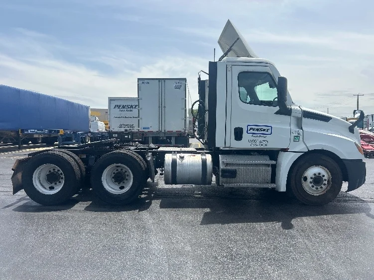 2021 Freightliner Cascadia in Rothschild, WI — photo 8