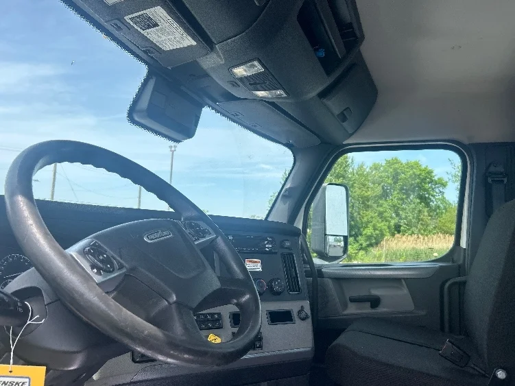 2021 Freightliner Cascadia in Rothschild, WI — photo 10