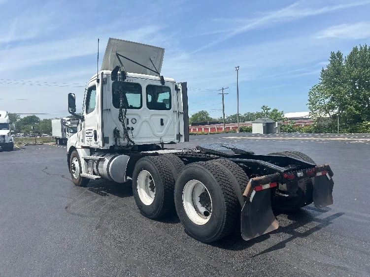 2021 Freightliner Cascadia in Rothschild, WI — photo 5