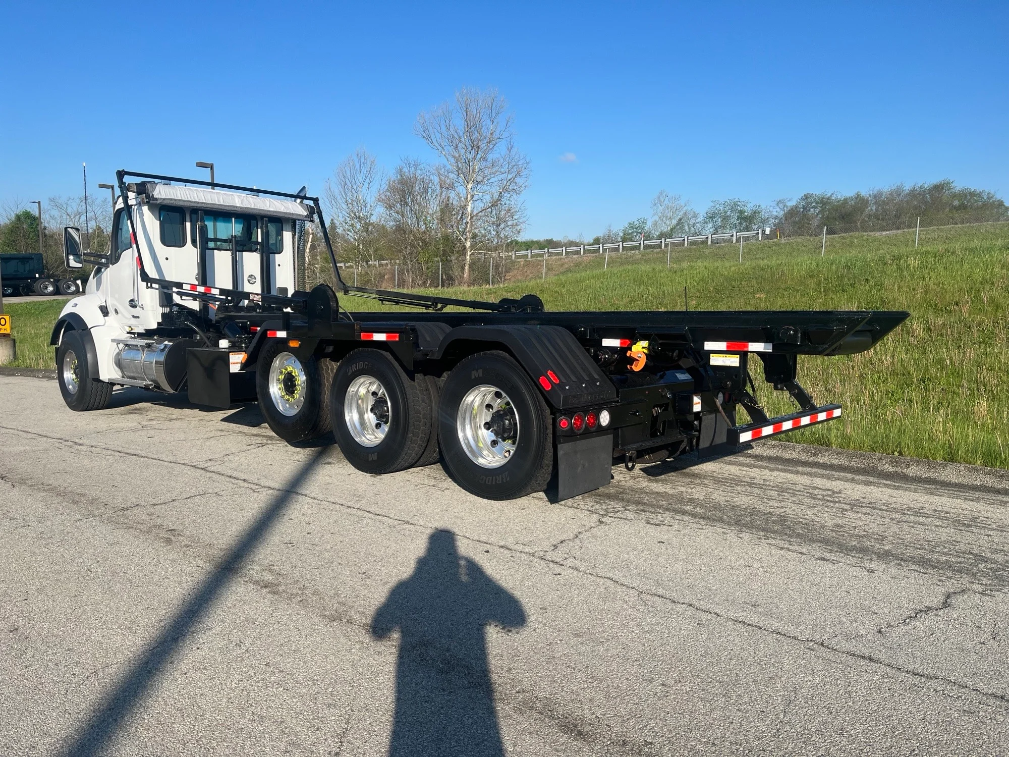 2024 Kenworth T880 - image 2