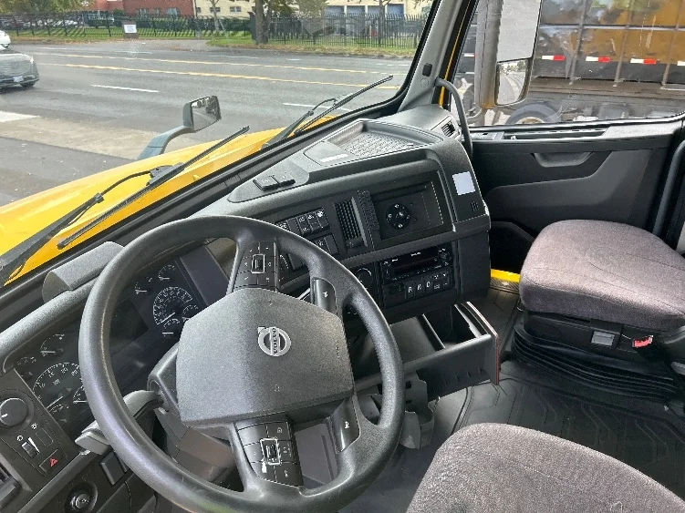 2022 Volvo VNL 760 - image 10