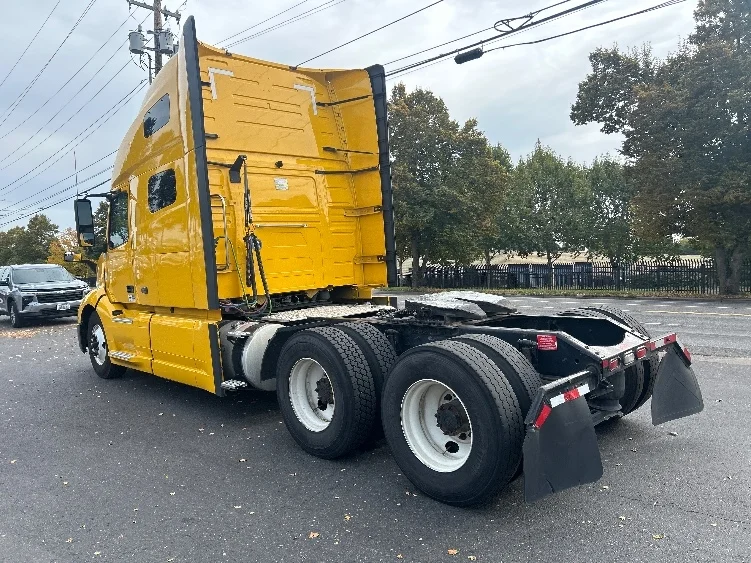 2022 Volvo VNL 760 - image 5