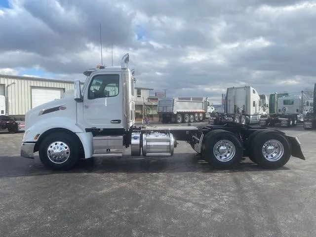 2025 Peterbilt 579 - image 2