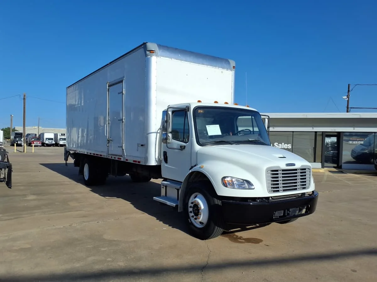 2018 Freightliner M2 106 in Dallas, TX — photo 3