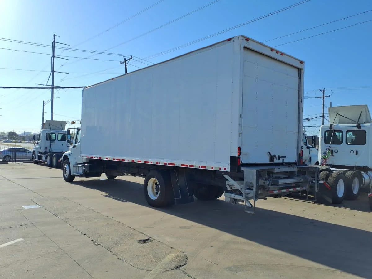 2018 Freightliner M2 106 in Dallas, TX — photo 6