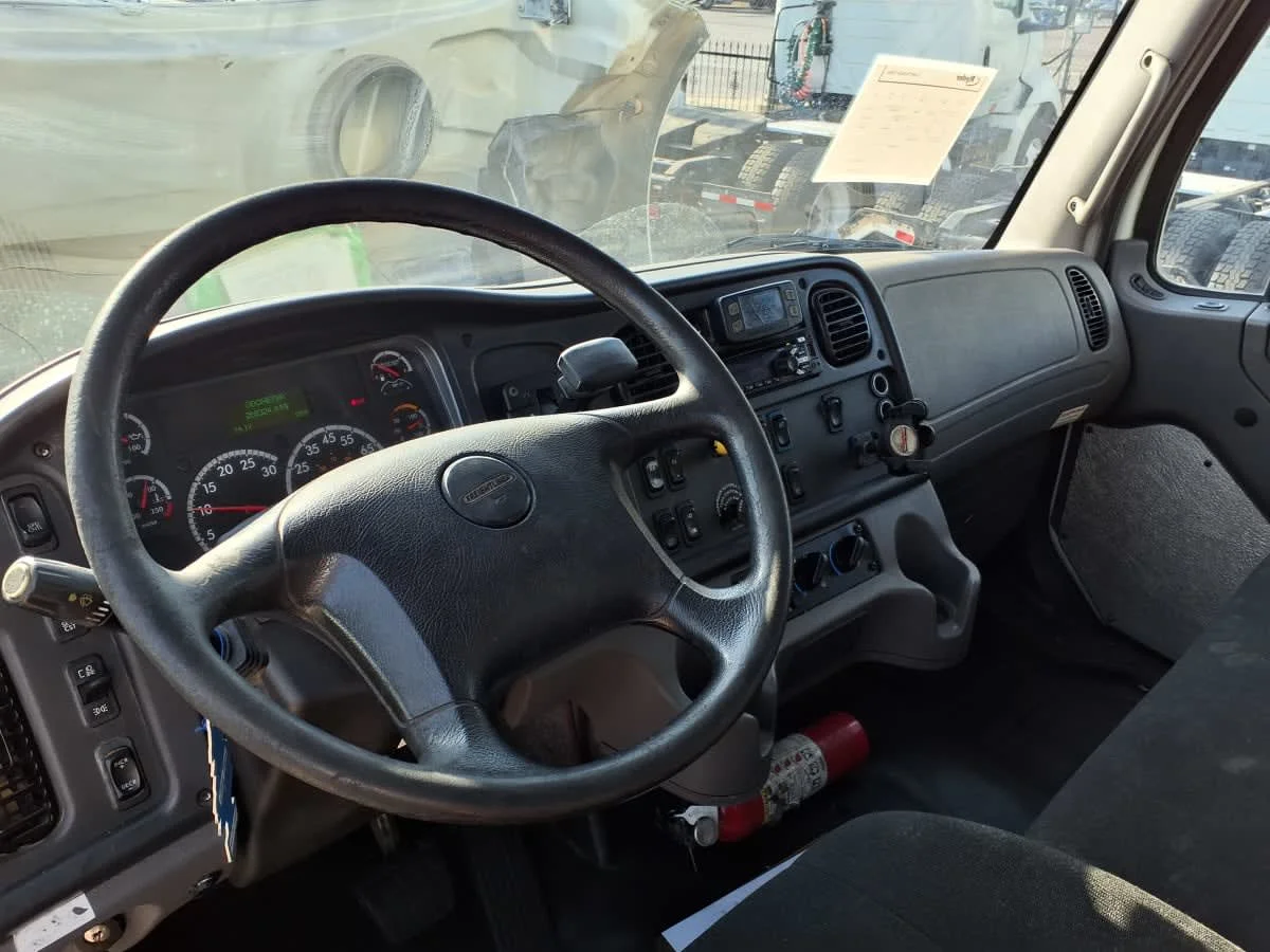 2018 Freightliner M2 106 in Dallas, TX — photo 7