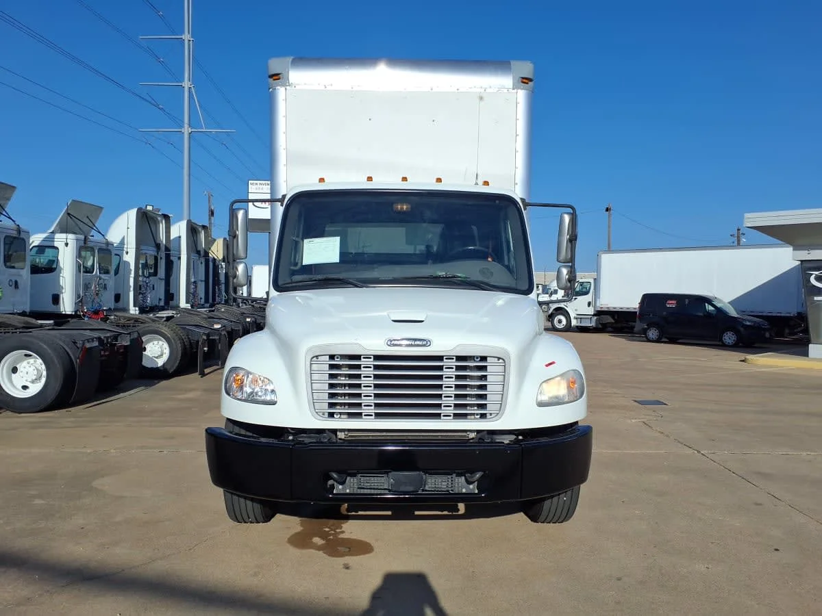 2018 Freightliner M2 106 in Dallas, TX — photo 2